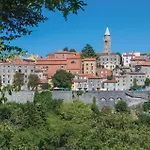 3 Bedroom Amazing In Holiday home Plomin