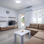 3 Bedroom Amazing In Holiday home Plomin