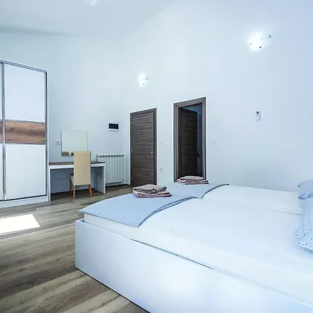 3 Bedroom Amazing In Plomin